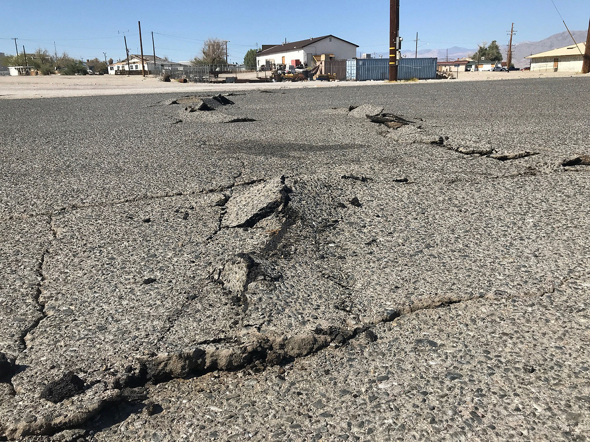美國加州里奇雷斯特市發生一起規模6.4強震，當地有路面甚至發生龜裂。 圖：達志影像/美聯社