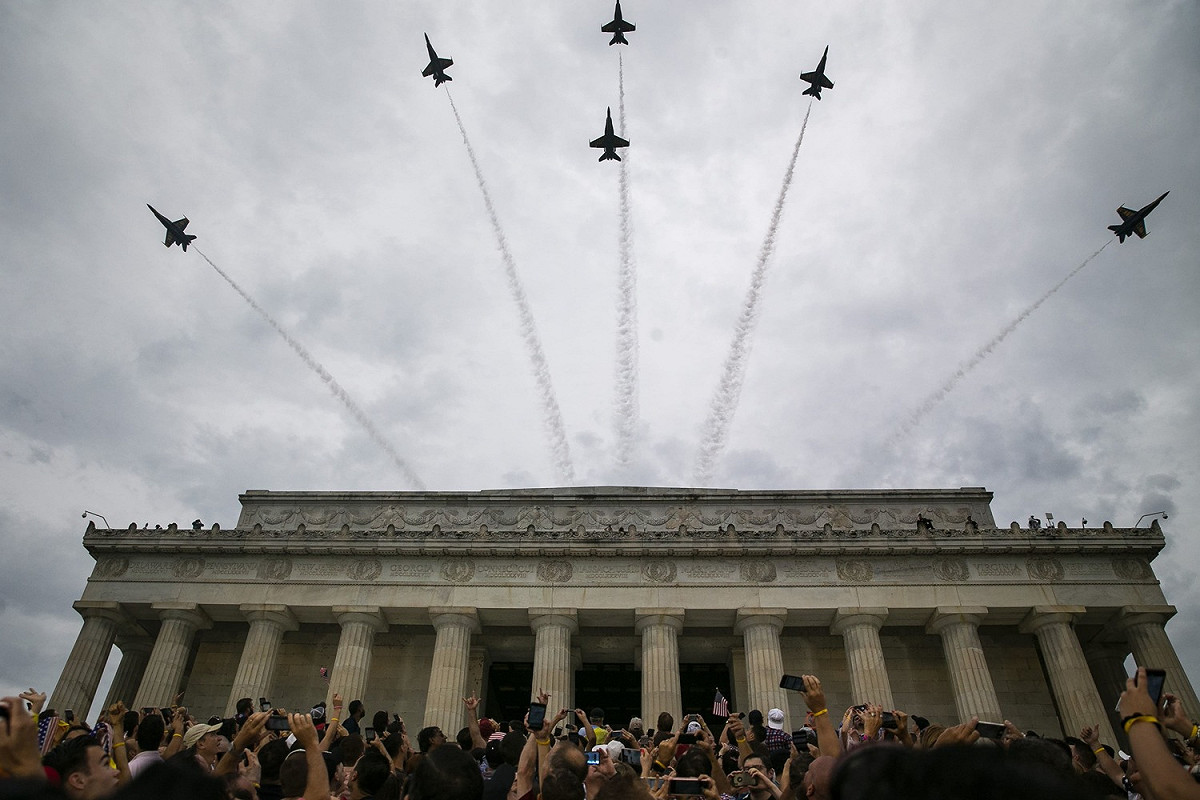 美國國慶活動上，數架F-35戰機自林肯紀念堂上空飛過。 圖:美聯社/達志影像