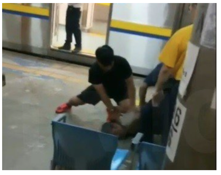 昨天火車刺警案引起社會軒然大波，案發當時英勇制止嫌犯的國軍英雄羅偉（圖中黑衣人），也受民眾稱讚。 圖：翻攝自網路影片