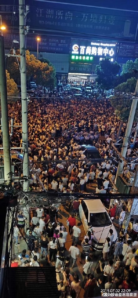 中國武漢的民眾，為了抵制官方強建垃圾焚燒廠，已經連續5天上街抗議，人數上萬人。 圖：翻攝自微博