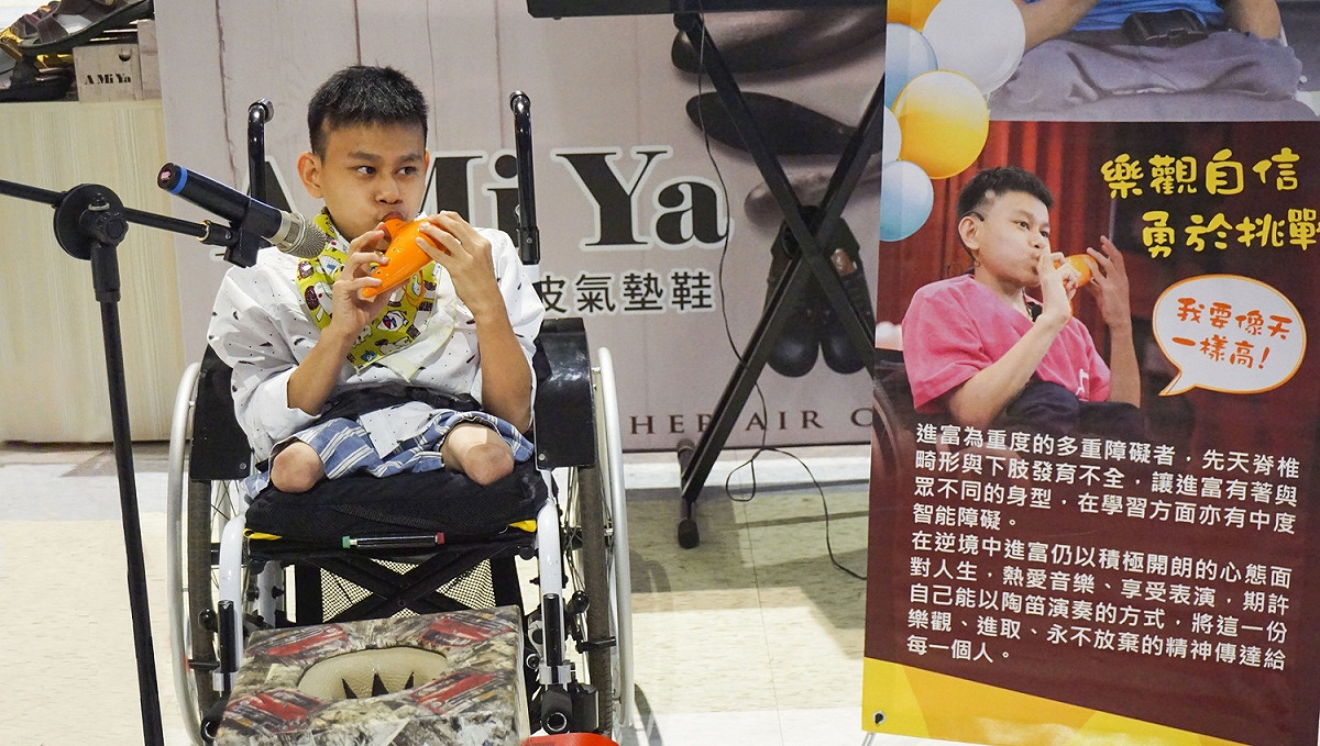 潘進富努力不懈，堅持守恆的苦練下，現在已能隨口吹出一首首溫暖動聽的樂曲。 圖：網銀基金會/提供