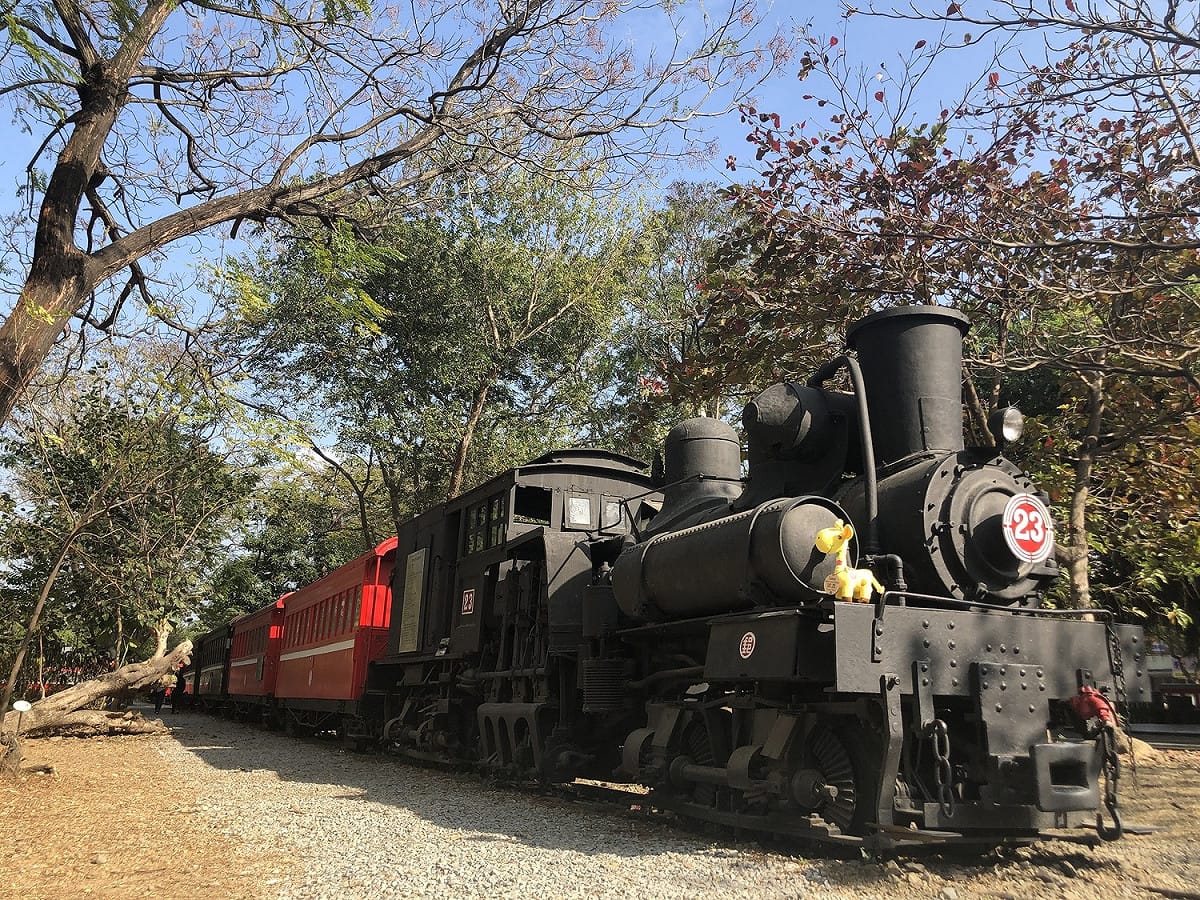 車庫園區珍貴蒸汽火車及日本皇室貴賓車。 圖：阿里山林業鐵路及文化資產管理處網站／提供