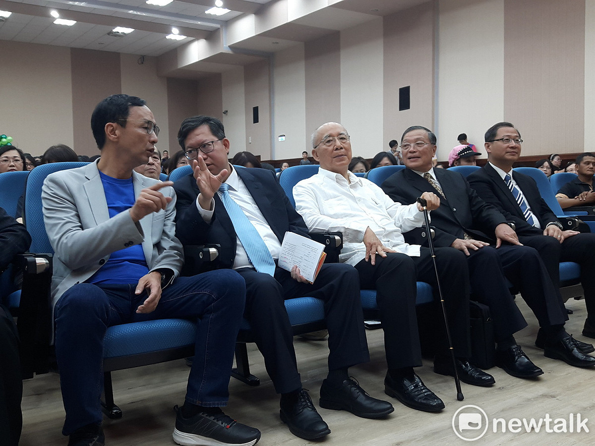 桃園縣歷任前縣長包括吳伯雄(中)、許應深(右2)、朱立倫(左1)、吳志揚(右1)及現任市長鄭文燦(左2)難得同框。 圖：林昀真/攝