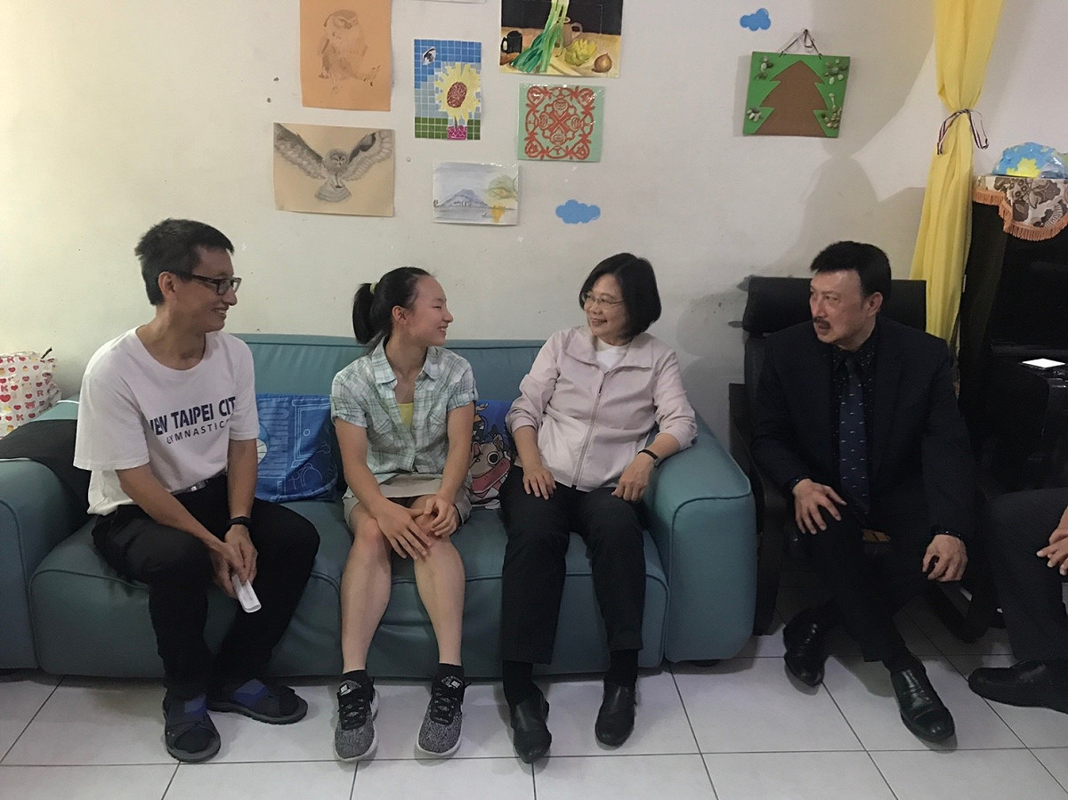 蔡總統近日頻赴新北市，下周一將對新北議會黨團下達選戰動員令；圖為蔡總統昨天到三重探視體操金牌選手丁華恬。 圖：民進黨新北市黨部提供