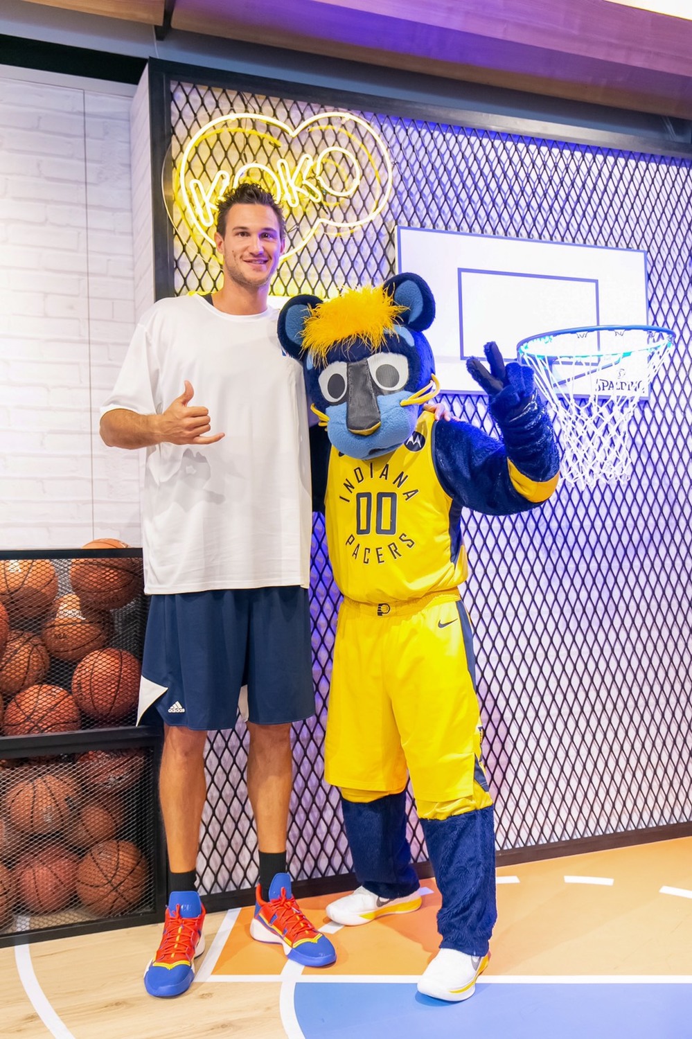 洛杉磯快艇球星戴尼洛．蓋里納利(Danilo Gallinari)和溜馬隊吉祥物Boomer來台。 圖／官方提供