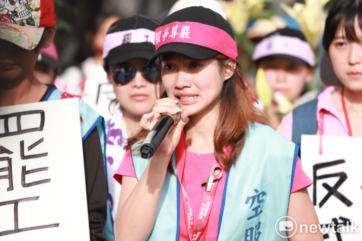 工會理事林昱嘉在凱道發言時淚灑現場。 圖：謝佳真／攝