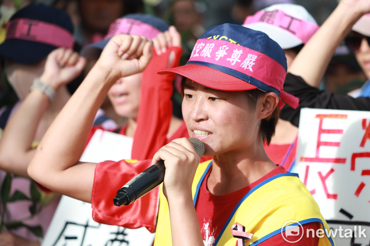 桃產總秘書長葉瑾瑜帶領眾人高呼口號。 圖：謝佳真／攝