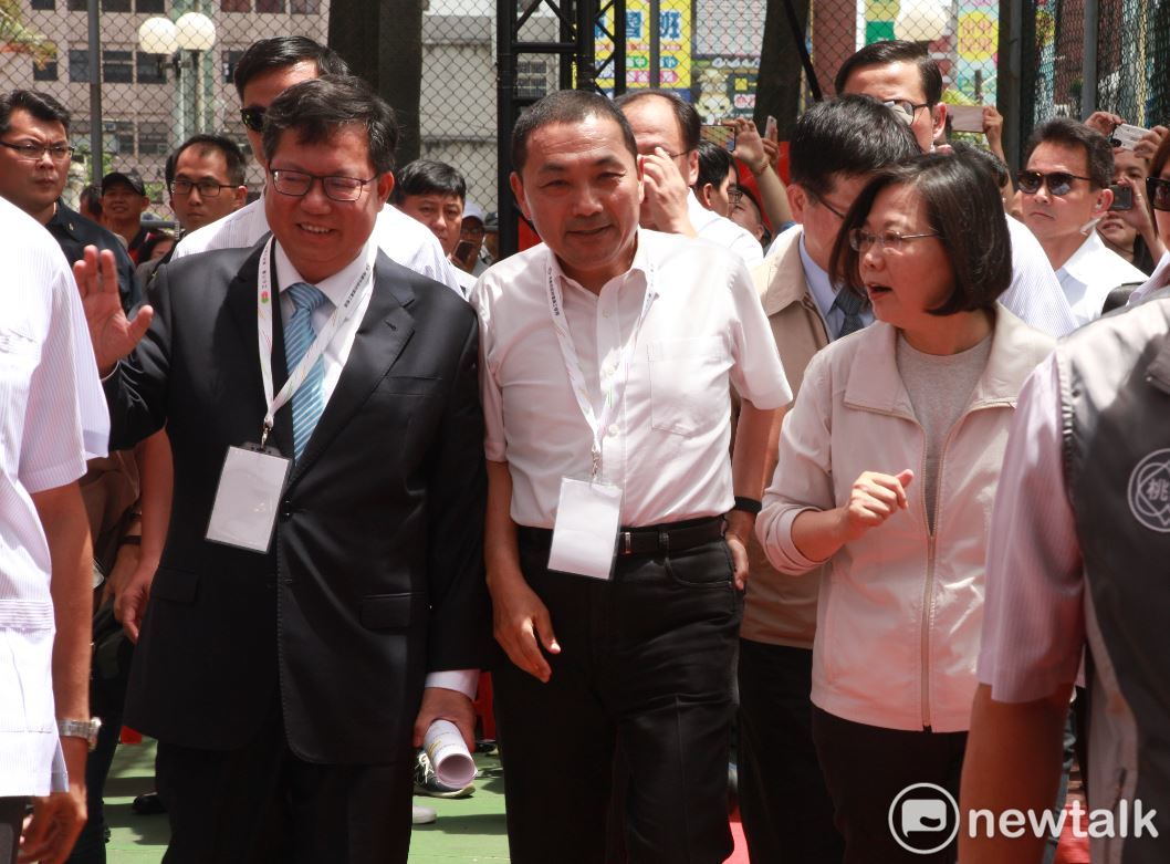 (左至右)桃園市長鄭文燦，新北市長侯友宜及總統蔡英文三人難得同框，鄭侯兩人盼總統支持三鶯線延伸段工程能在110年開始動工。 圖：林昀真／攝