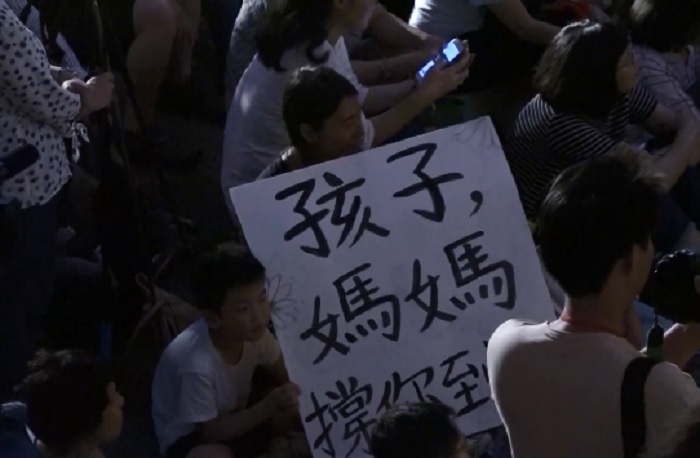 撐你到底！8千香港媽媽集會反送中：年輕人不是暴徒