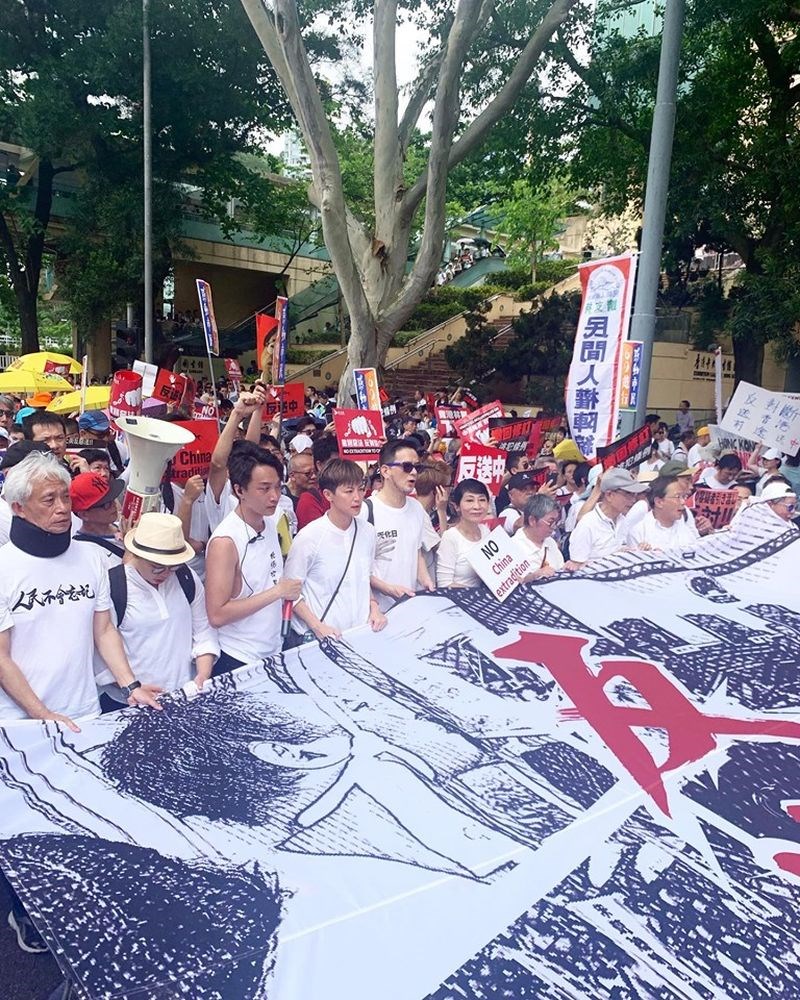 香港知名歌手和示威運動人士何韻詩與反送中民眾。 圖：取自facebook.com/HOCCHOCC