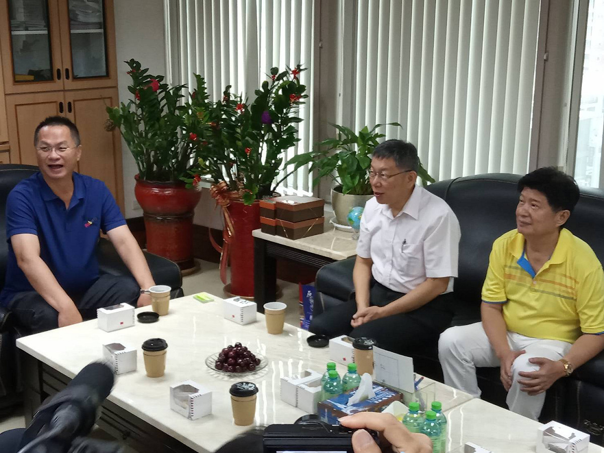 柯文哲（中）與呂文豪（左）會面。 圖：孫家銘／攝