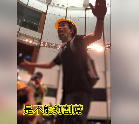 香港反送中行動民眾佔領香港立法會時，許多民眾都戴上口罩掩飾容貌，不過一名反送中示威者梁繼平選擇拉下口罩公開顯露面貌 圖：翻攝自Marcus Lau臉書