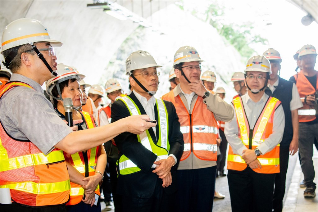 行政院長蘇貞昌赴屏東視察「台9線南迴公路拓寬改善計畫」工程進度。 圖：行政院提供