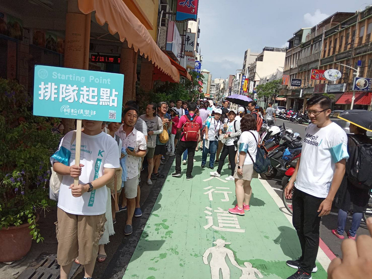 民眾大排長龍等著與柯文哲合照。 圖：孫家銘／攝