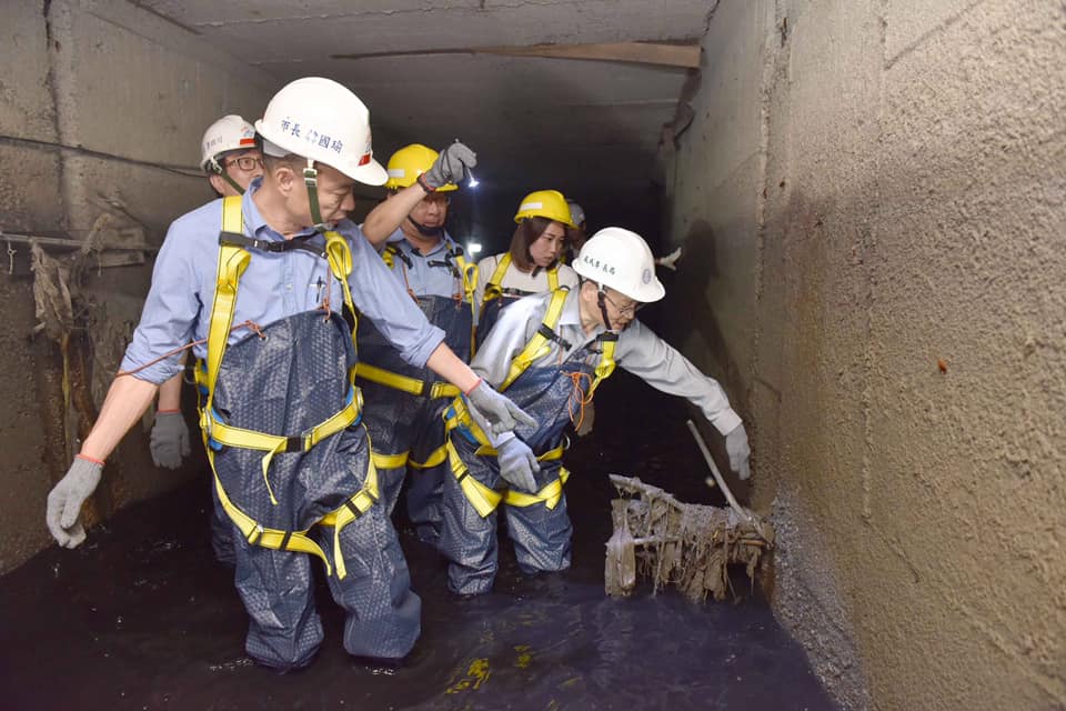 高雄市長韓國瑜今（6）日視察三民區地下道。 圖：翻攝自 邱俊憲 臉書
