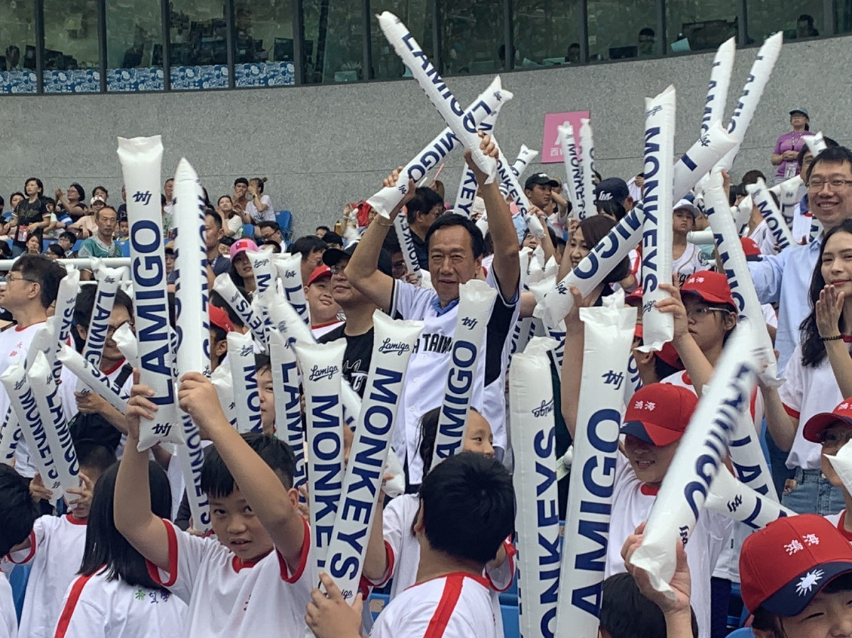 前鴻海董事長郭台銘觀看Lamigo對戰統一獅球賽。 圖：郭台銘辦公室/提供