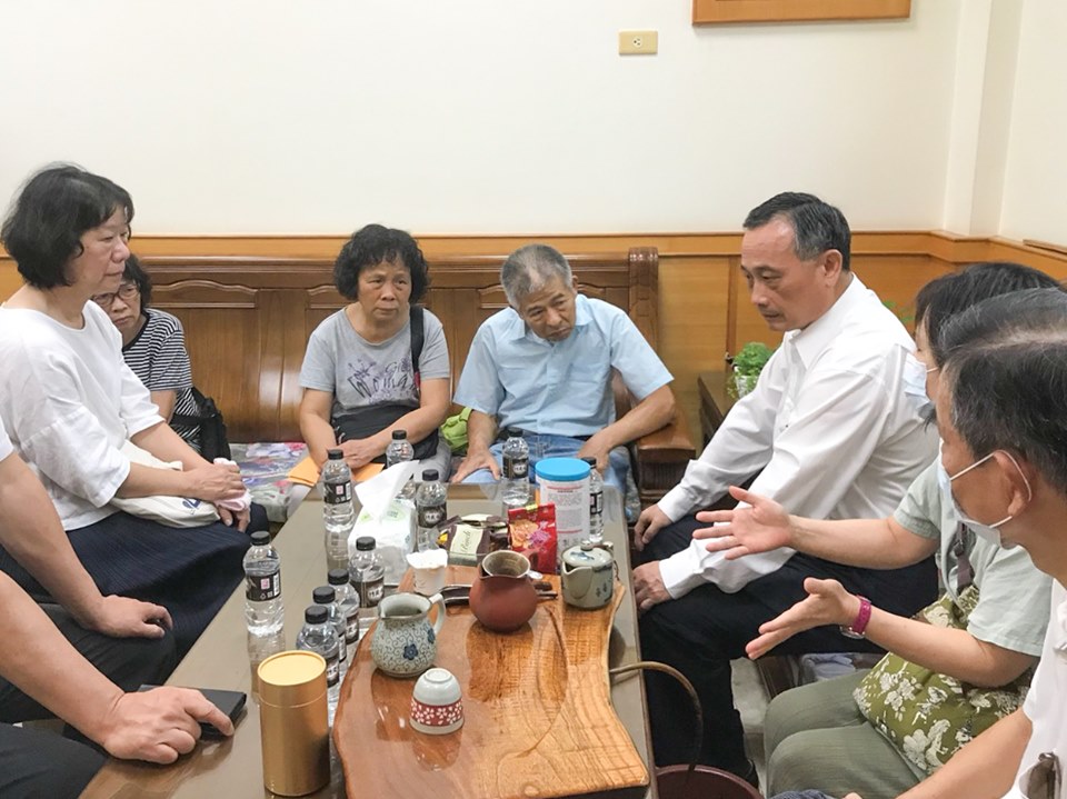 鐵道警察李承翰遇刺不幸殉職，警政署長陳家欽今 (6) 日到李家探訪。 圖：翻攝自NPA 署長室臉書