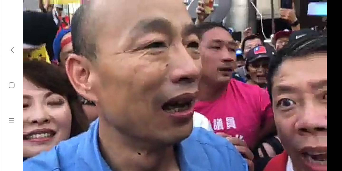 韓國瑜的六合夜市快閃活動形同造勢大會的大進場。 圖：翻攝韓國瑜臉書