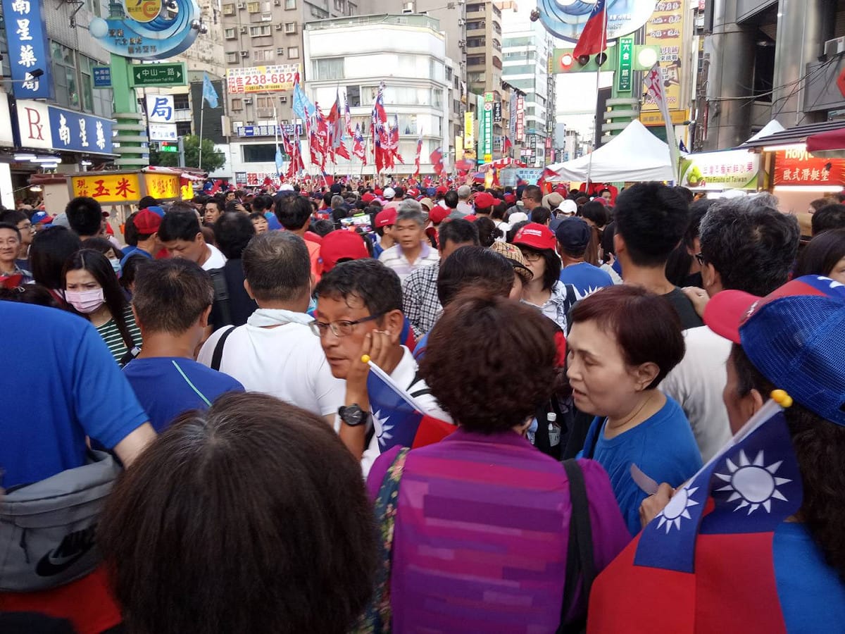 六合夜市滿滿的人潮只為爭睹韓國瑜。 圖：孫家銘／攝