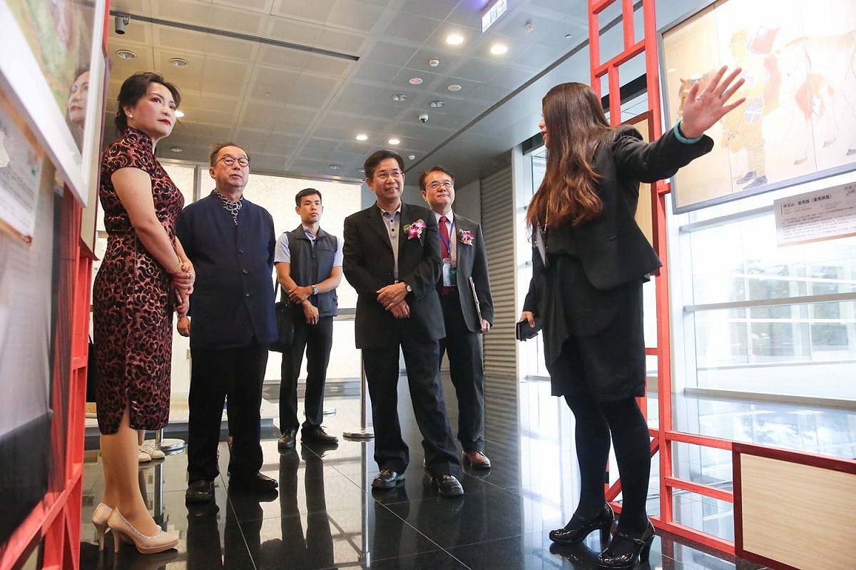 教育部長潘文忠與廣達集團董事長林百里看展。 圖：廣達文教基金會／提供