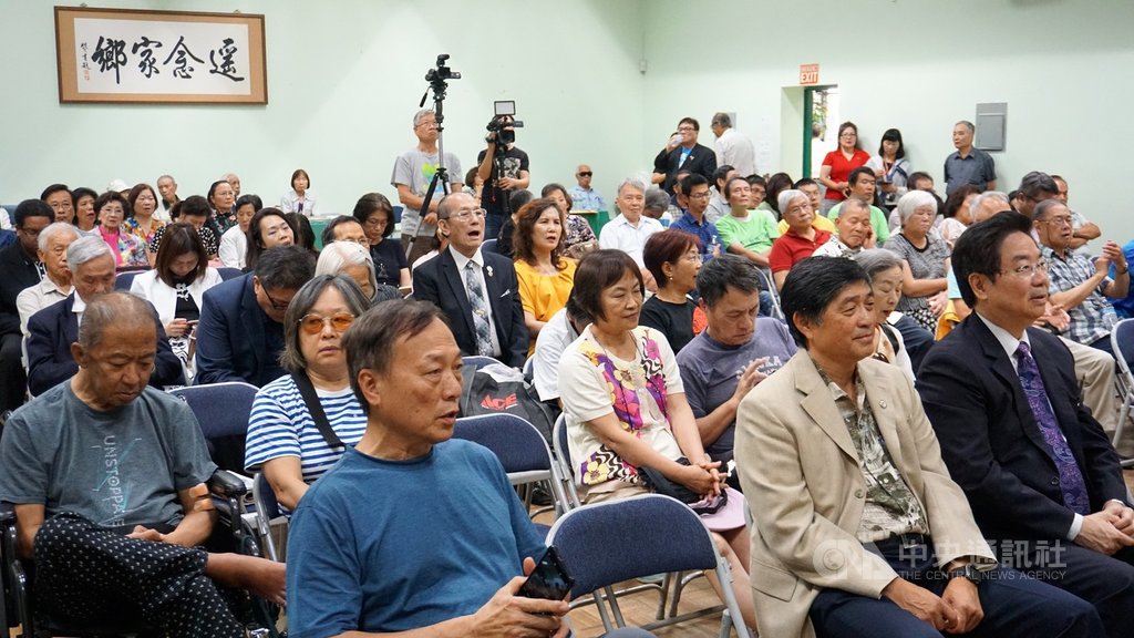 2020海外小英後援會成立大會5日在大洛杉磯台灣會館舉行，上百名支持者出席。為歡迎總統蔡英文19日過境丹佛，已有10多名僑胞相約準備千里長征，表達支持。 圖/中央社