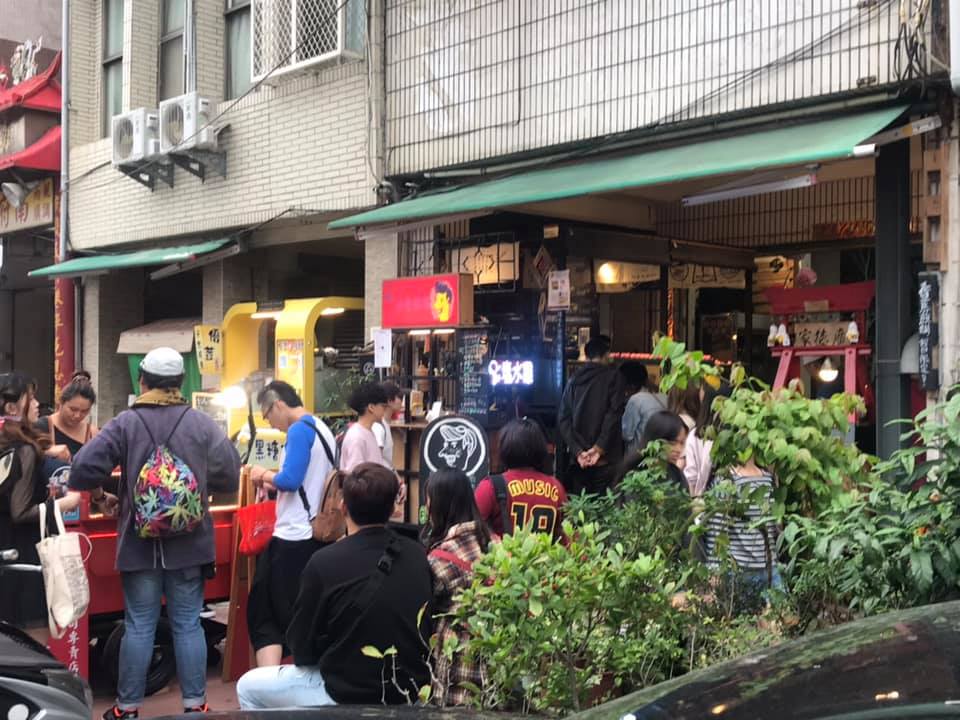 自稱「鋼鐵韓粉」的楊姓婦人不滿在地的煎餅店家主張罷免韓國瑜，竟在公開場合怒嗆「去死」，脫序行為引發熱議。當事人今天在個人臉書PO出未排版的1194字長文，感謝「高雄市警察局PO上網還原真相還我清白」，文末更附註「不要再罵我了」，藉此向大眾表達歉意。 圖：翻攝自廣德家臉書