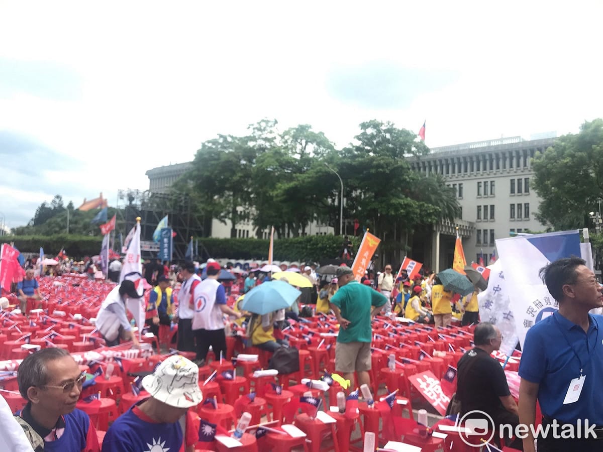 由於今日天氣炎熱，目前現場民眾還正在陸續進場。 圖：周煊惠 ／攝
