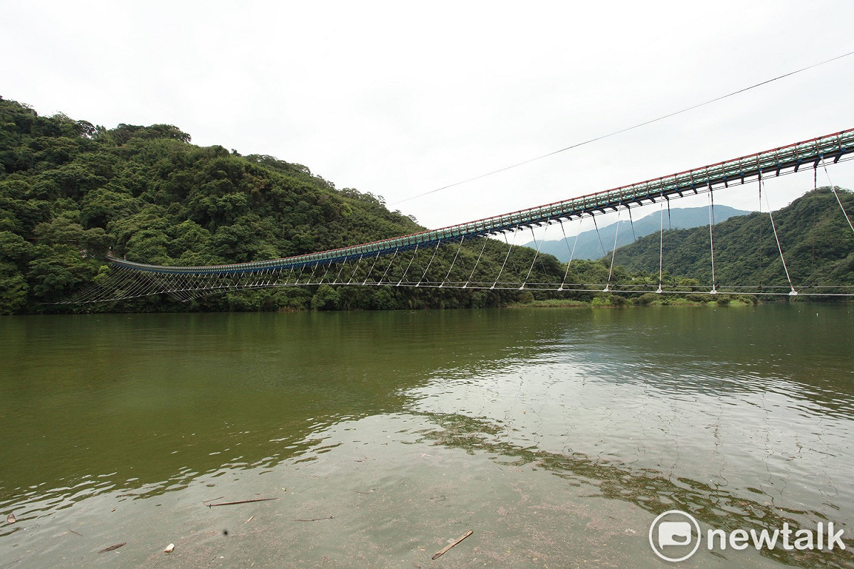 去年啟用的新溪口吊橋是全台最長的懸索橋，今年6月開放旅客雙向通行，橋上最多承載100人。 圖、林昀真/攝
