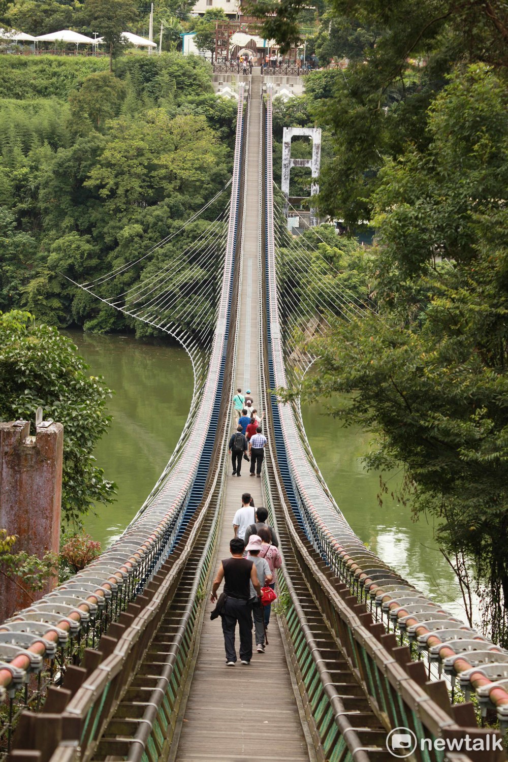 去年啟用的新溪口吊橋是全台最長的懸索橋，今年6月開放旅客雙向通行，橋上最多承載100人。 圖、林昀真/攝
