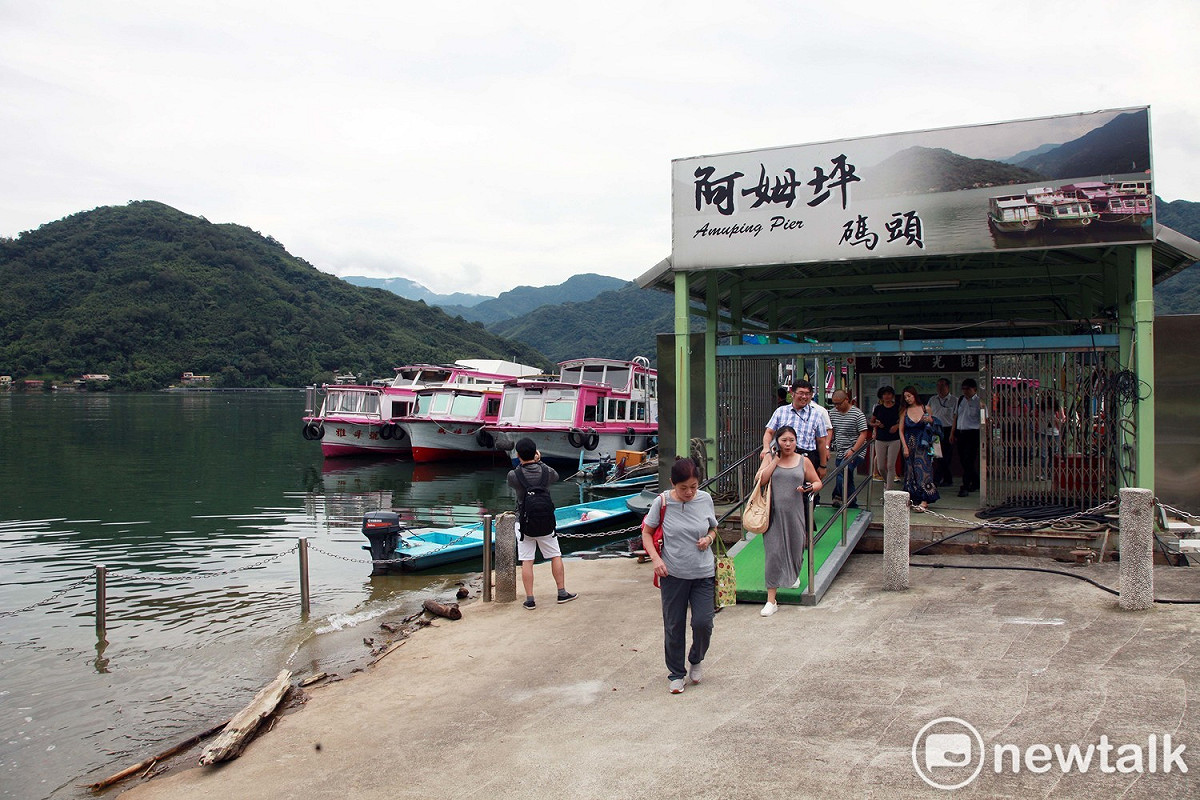 購買台灣好行藍色公路行程套票的旅客可以到阿姆坪碼頭搭遊艇，走水路直達新溪口吊橋，一覽石門水庫悠靜的湖光山色。 圖、林昀真/攝