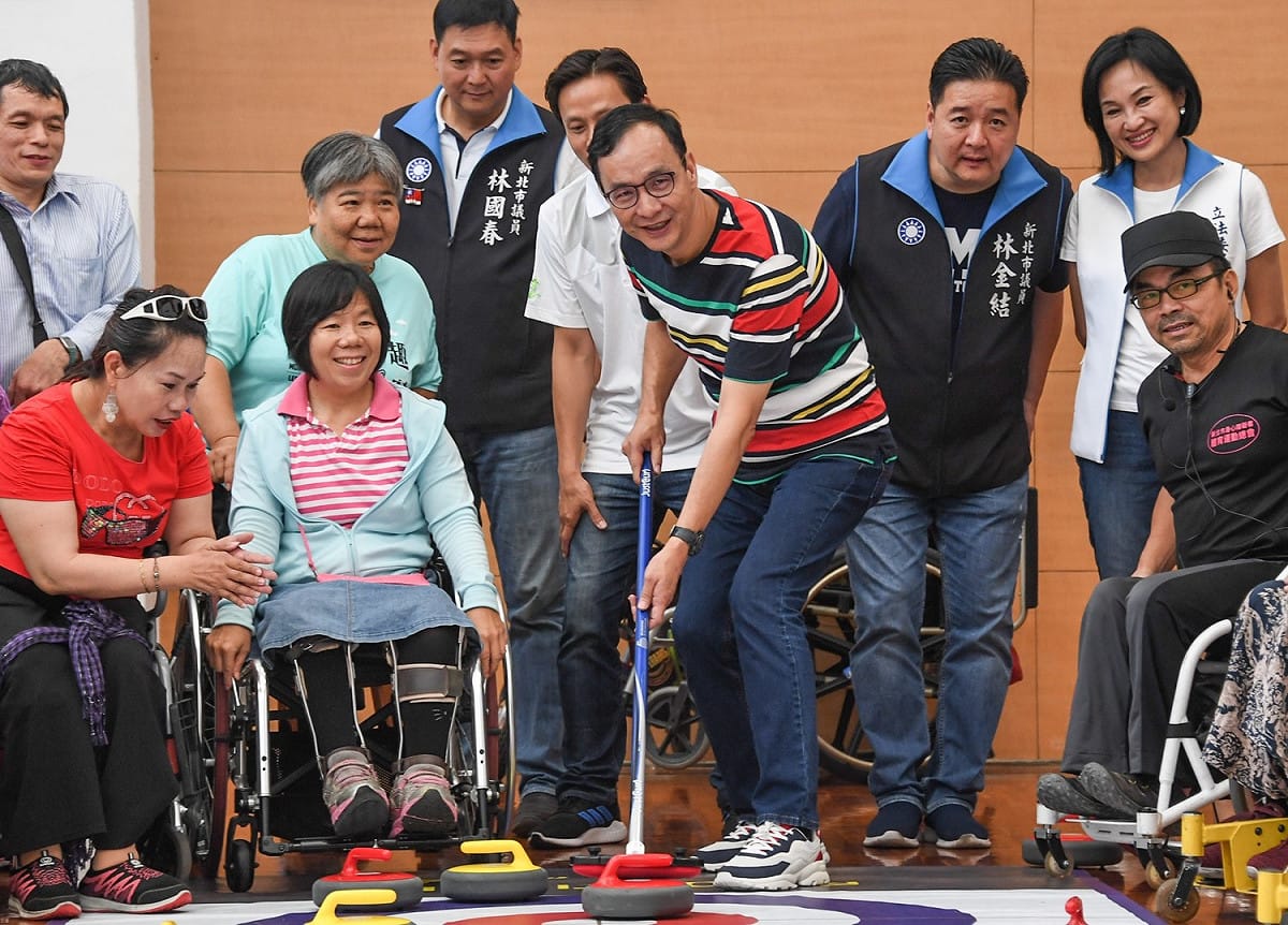 前新北市長朱立倫今日上午在立委黃志雄、柯志恩，及板樹地區議員洪佳君、林國春、林金結及葉元之的陪同下前往板樹體育館參訪輪椅夢公園。 圖：朱立倫辦公室提供