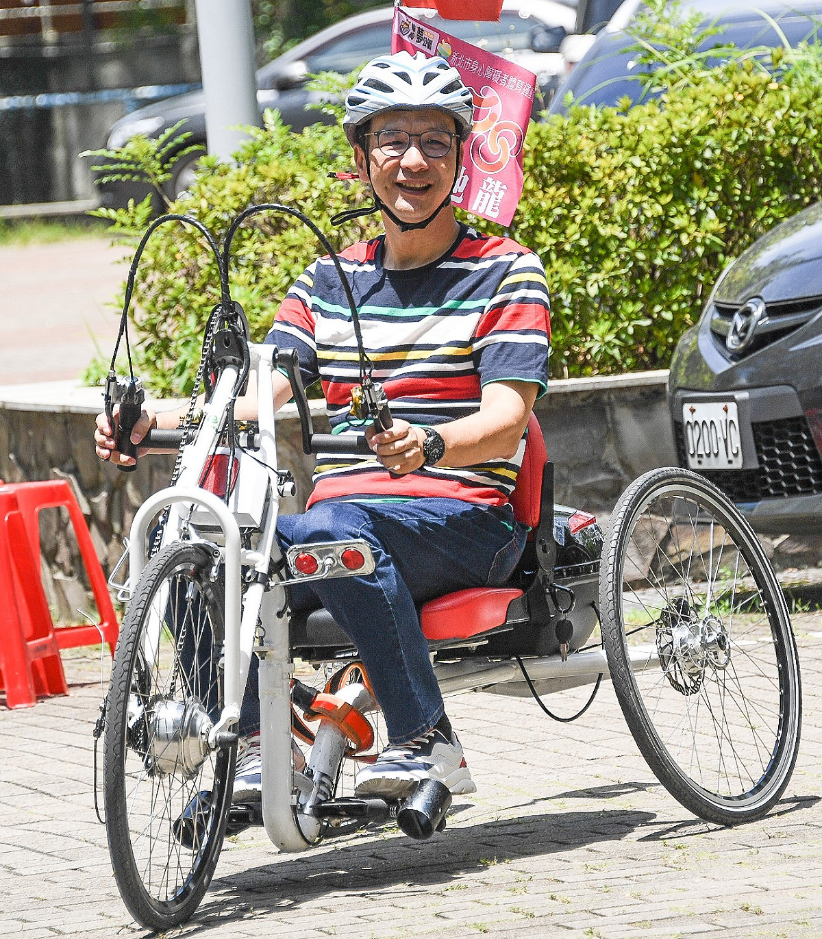 朱立倫親自體驗公園內包含手搖自行車、輪椅羽毛球及冰壺等運動設施。 圖：朱立倫辦公室提供