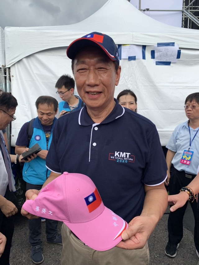 前鴻海董事長郭台銘自從競爭國民黨總統初選失利後，私下動作不斷，讓外界不斷好奇他會不會以其他形式參加2020總統大選。 圖：郭台銘競選辦公室提供（資料照片）