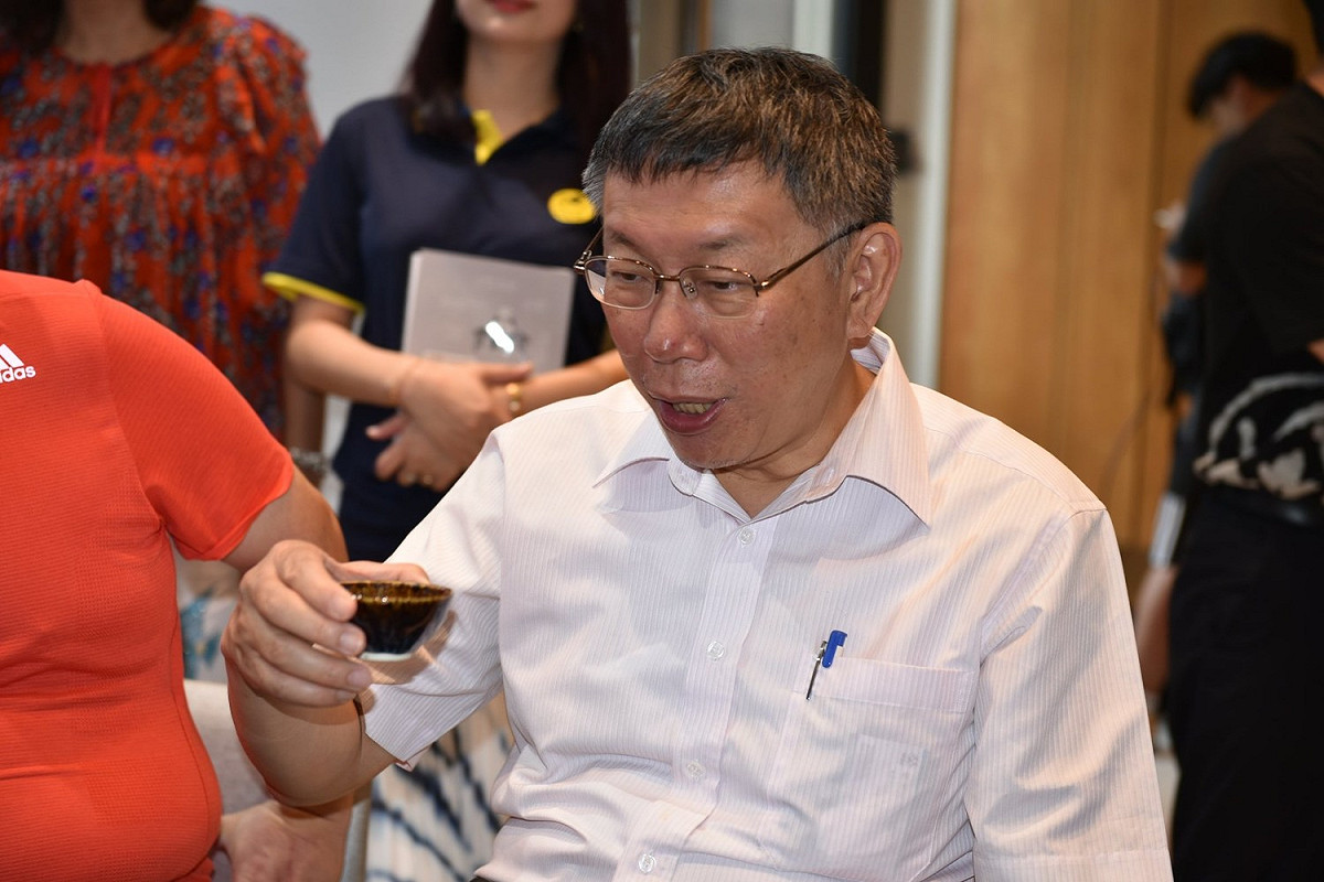 台北市長柯文哲今（7）日至台南津香茶業有限公司參訪，了解製茶過程。 圖：擷自小茶老師 / 高山原茶的專門家臉書