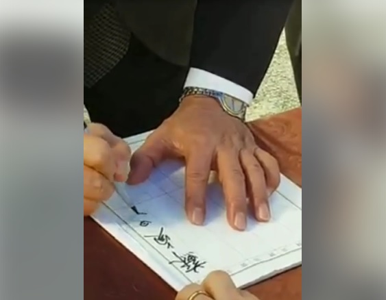 近日於網路流傳不實指控影片，指行政院長蘇貞昌出席殉職警員李承翰告別式時，簽名後不情不願，刻意摔筆。蘇貞昌今（7）日否認，強調該影片是出席一位屏東鄉親告別式的畫面，且摔筆是家鄉的習俗。 圖：翻攝自臉書