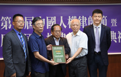 中國維權律師唐荊陵獲得第2屆中國人權律師獎，因無法來台參加典禮，由六四事件研究者吳仁華（左2）代領。 圖/中央社