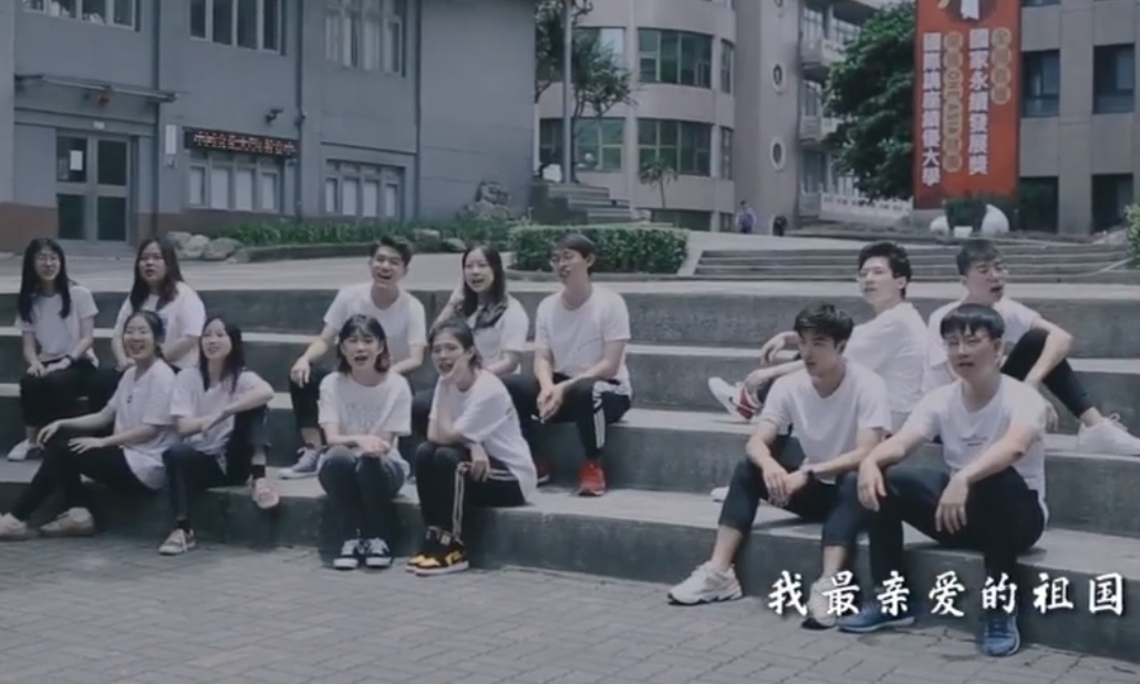 一群學生在文化大學拍攝影片，並高唱歌曲「我和我的祖國」。 圖：翻攝自臉書