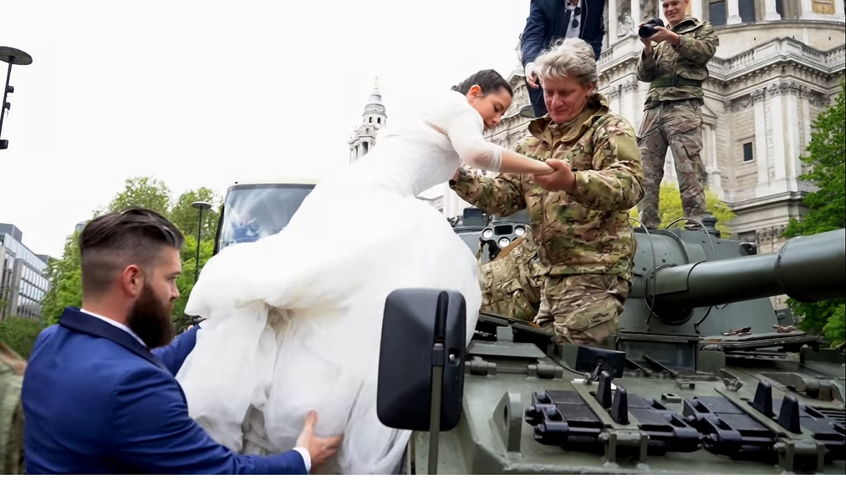 一對準備結婚的新婚夫婦，新娘穿婚紗上車有點困難，但上車之後沿路欣賞著其他路人「驚訝的表情」，想必心裡真的會覺得「永生難忘」。 圖／翻攝自影片