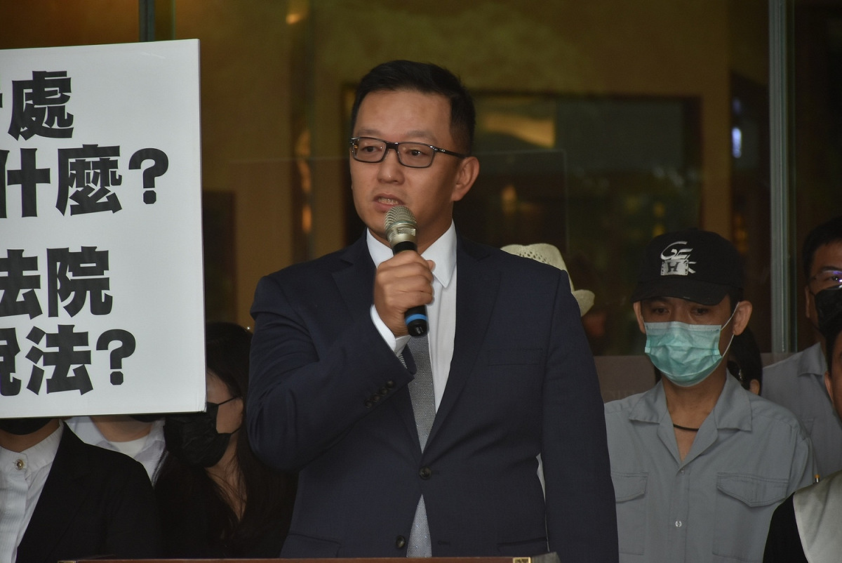 君鴻酒店董事長張慶輝訴說遭司去不公平對待。 圖：孫家銘／攝