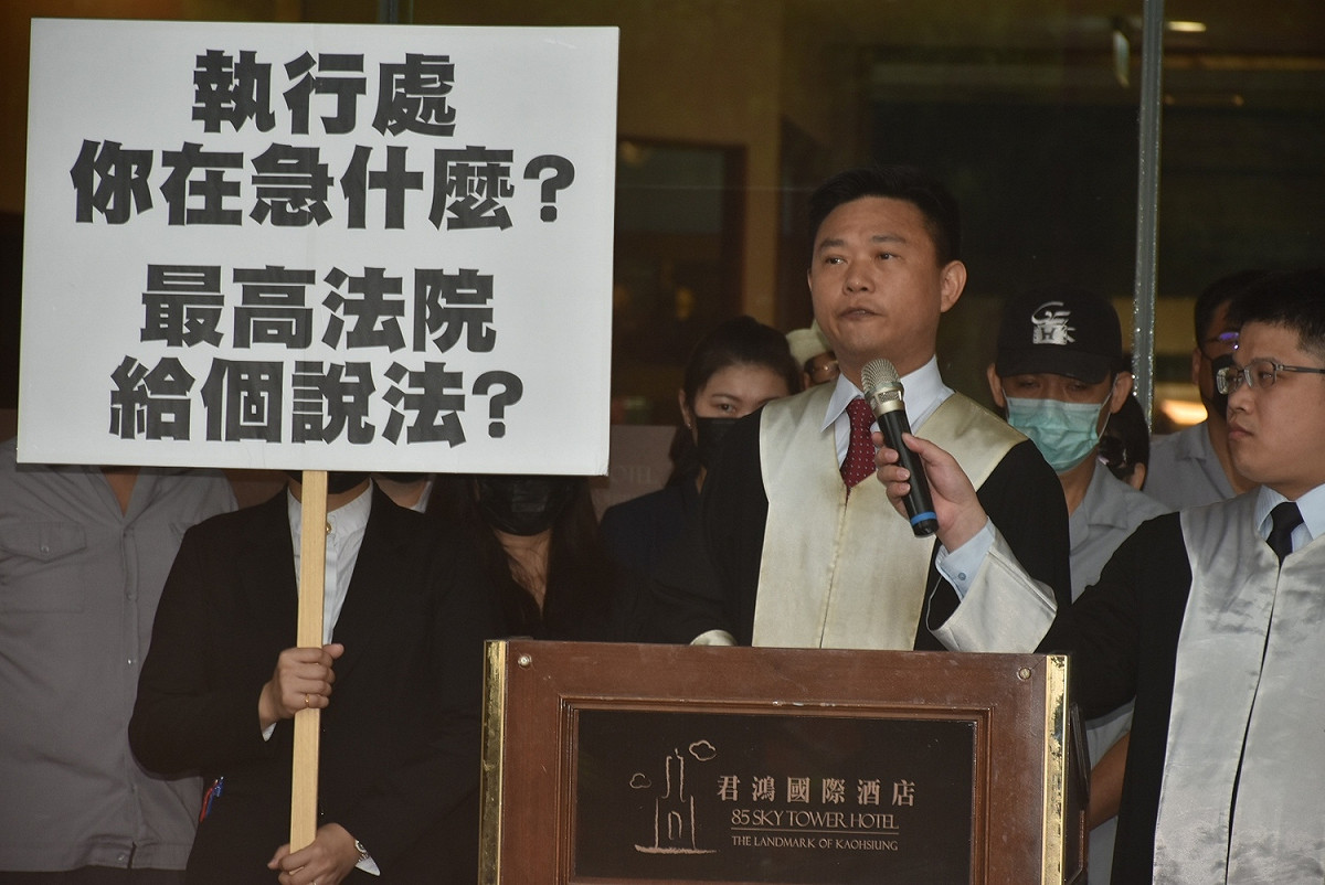 君鴻委託的律師謝昆峯舉出高雄地院民事執行處違法且不公允之處。 圖：孫家銘／攝