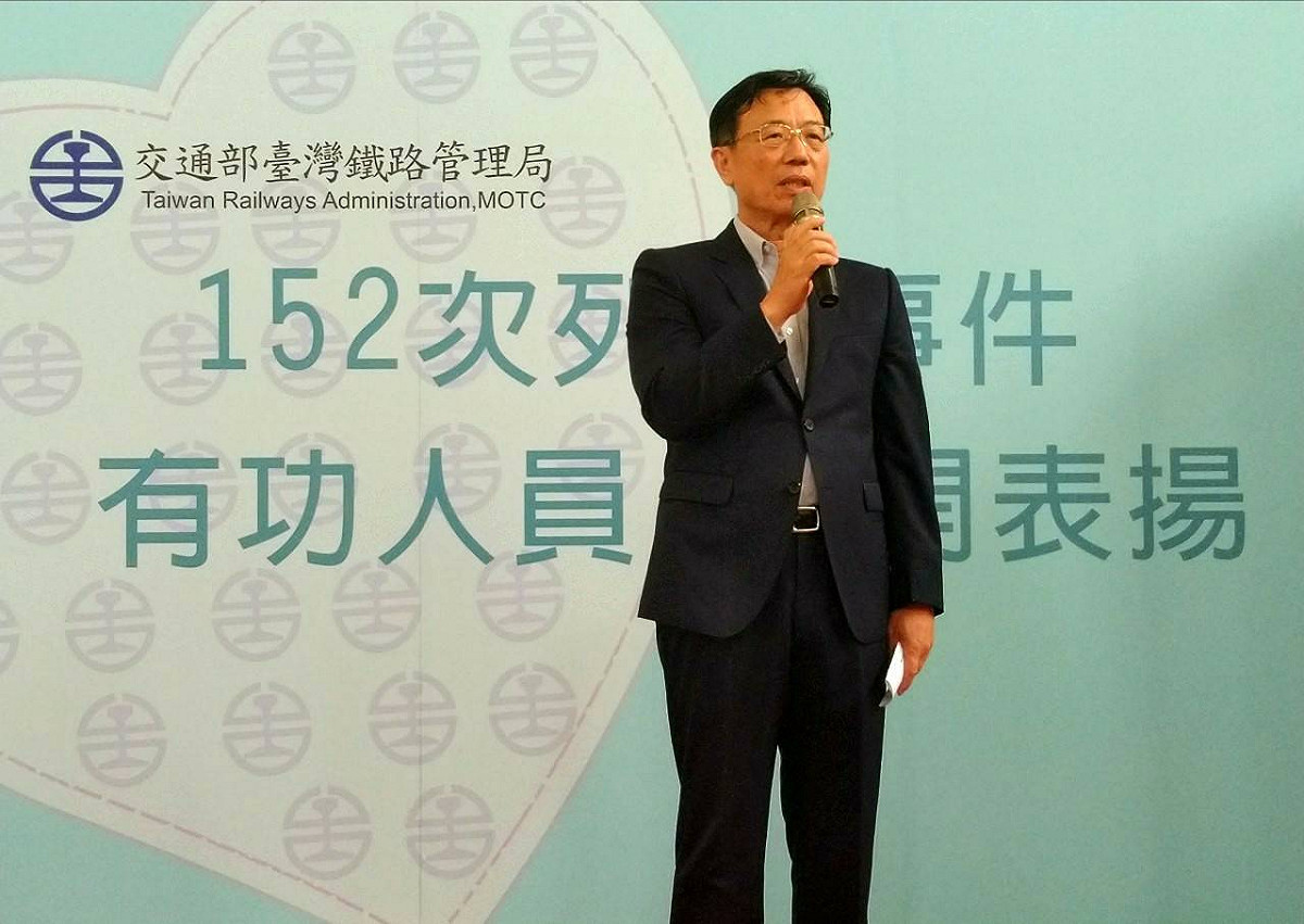 台鐵局長張政源上台致詞，表揚自強號152次列車有功人員。 圖：交通部／提供