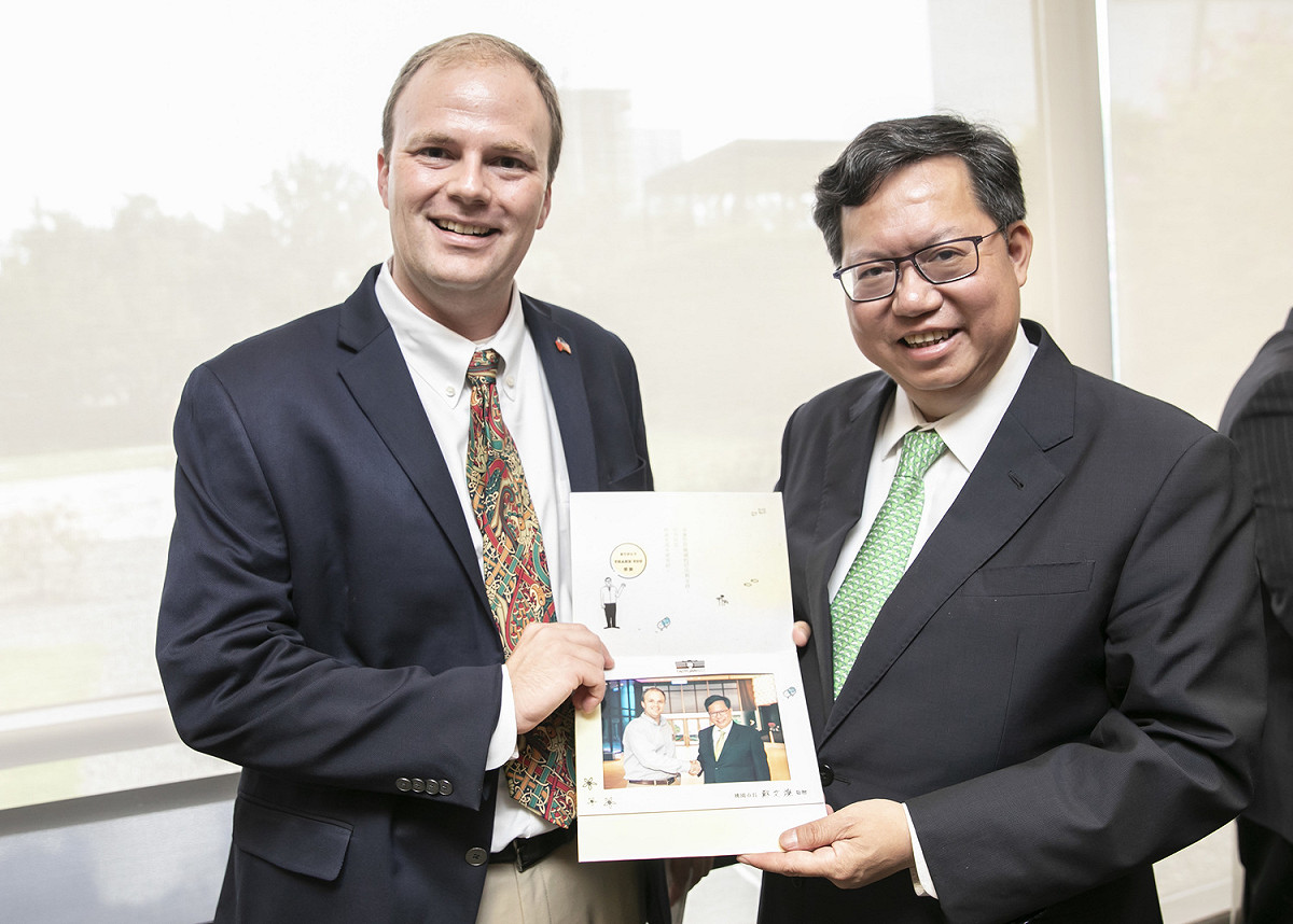 聖湯瑪士大學人文學院政治系助理教授christopher james wolfe(左)曾於6月訪台，鄭文燦致贈當時的合照作為贈品。 圖：桃園市政府／提供