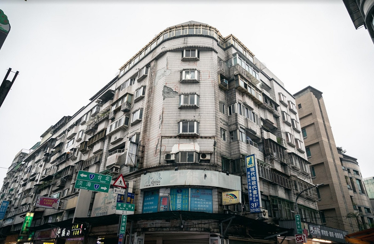 淡水東來大廈鋼筋嚴重裸露、外牆剝落，甚至發生騎樓坍塌狀況，危及居住安全。 圖：新北市政府提供
