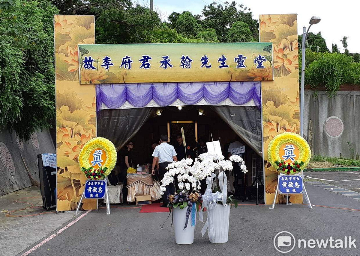 李承翰靈堂移至嘉義市立殯葬所停車場旁空地。 圖：蔡坤龍/攝