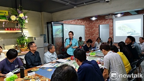 蕭美琴今日邀請海委會、中山大學學者及議員張美慧等人聽取地方意見。 圖：林裕勳攝