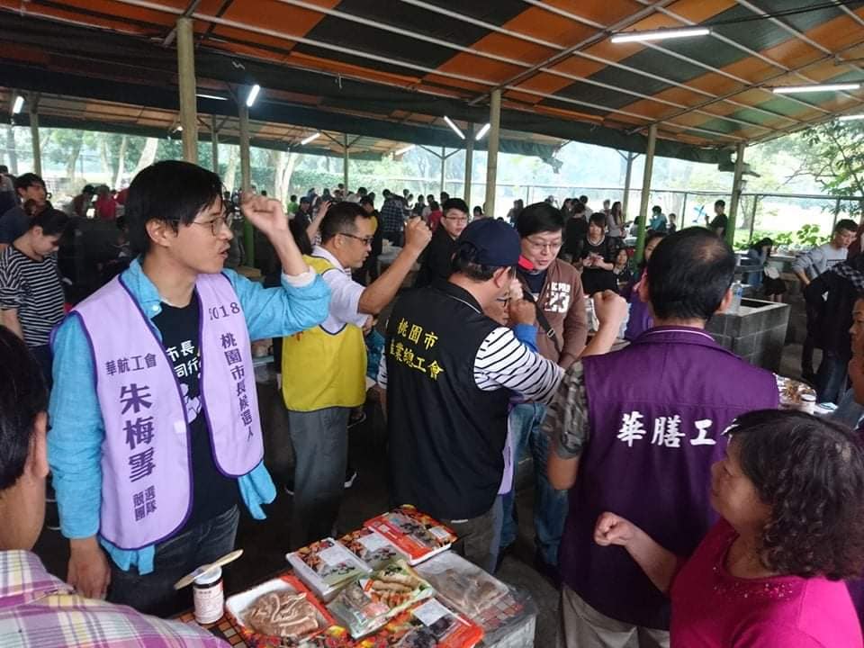 桃園市議員王浩宇爆料去年九合一大選前，桃產總在埔心牧場辦活動，內容儼然是華航工會推出的桃園市長參選人「朱梅雪」的造勢會。 圖：翻攝王浩宇臉書