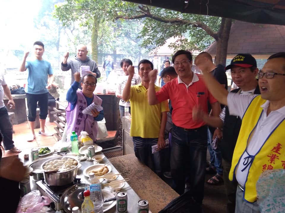 桃園市議員王浩宇爆料去年九合一大選前，桃產總在埔心牧場辦活動，內容儼然是華航工會推出的桃園市長參選人「朱梅雪」的造勢會。 圖：翻攝王浩宇臉書