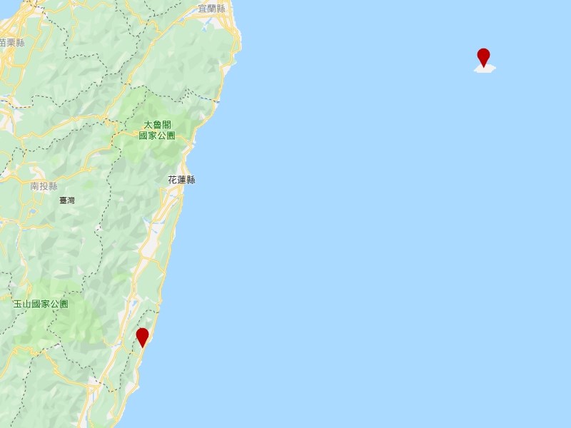 跨越黑潮-復現3萬年前的航海實驗計畫」圓木舟航行，7日從台東長濱（左下紅點處）出發，9日上午於當地時間8時許抵達與那國島（右上紅點處）的海灘。 圖：翻攝自google map