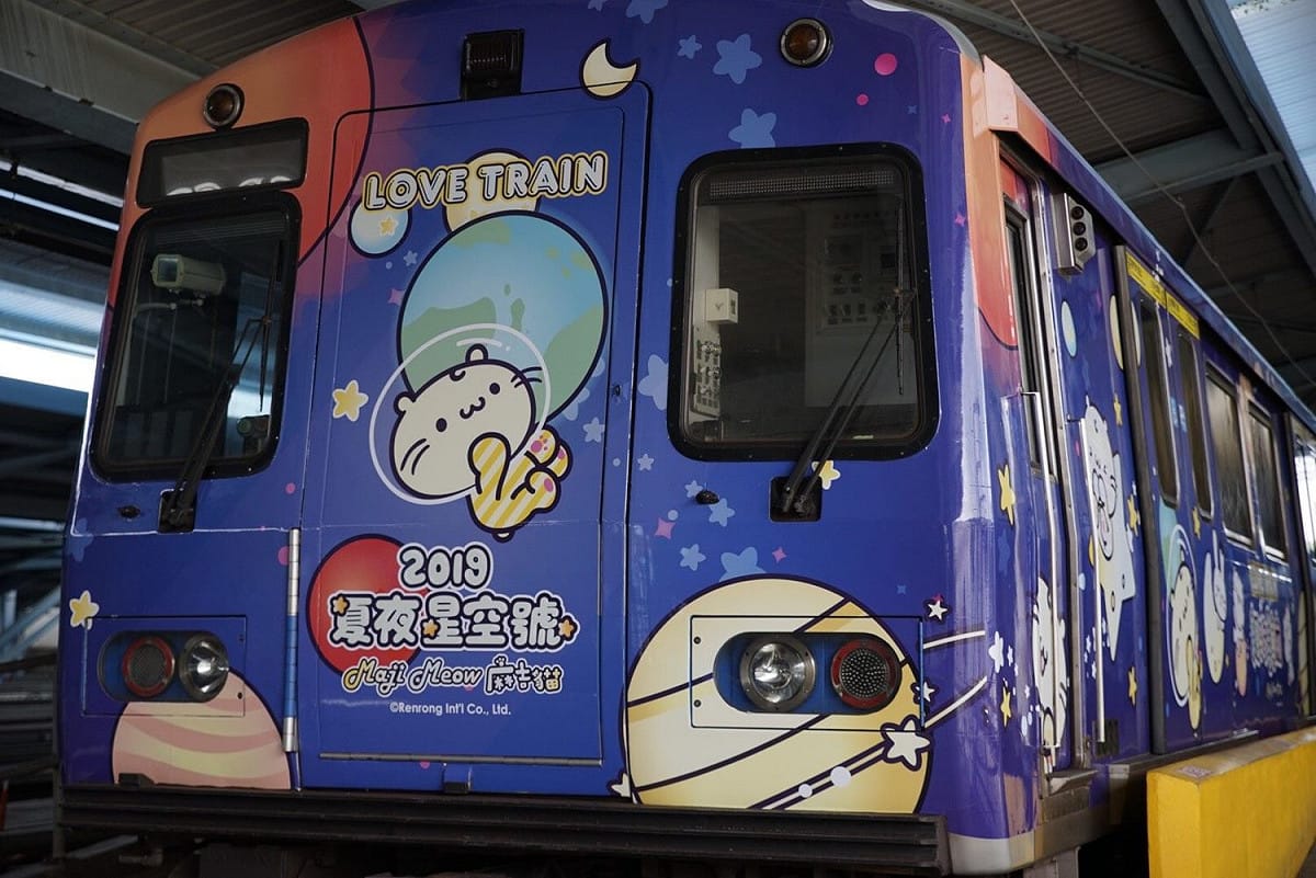 麻吉貓彩繪列車車體外繽紛以藍色為主視覺，繽紛活潑的圖案讓人目不轉睛。 圖：台北大眾捷運股份有限公司／提供