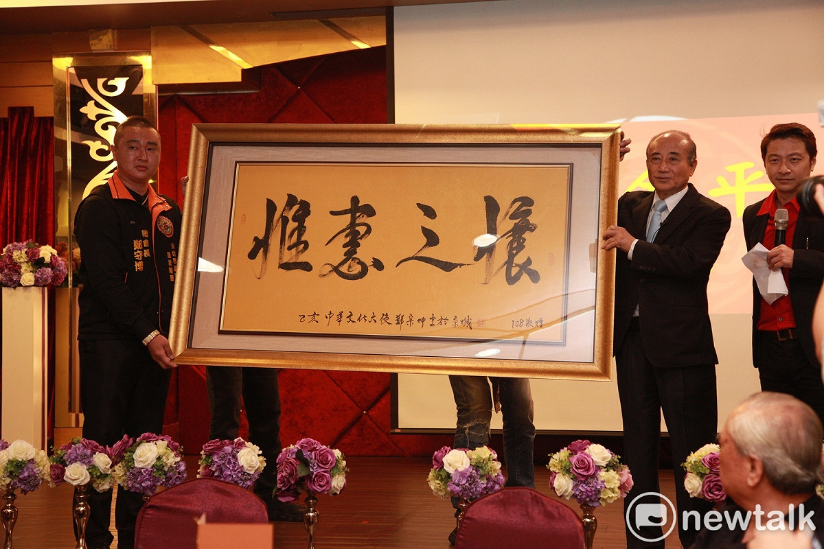 洪門108將金平之友會由鄭守博擔任總會長，鄭父寫下「惟惠之懷」墨寶送給王金平。 圖：林昀真／攝
